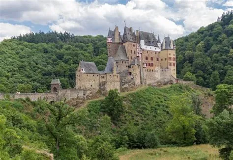  Eltz Castle: An Enchanting Medieval Fortress Amidst the Rhine Valley!